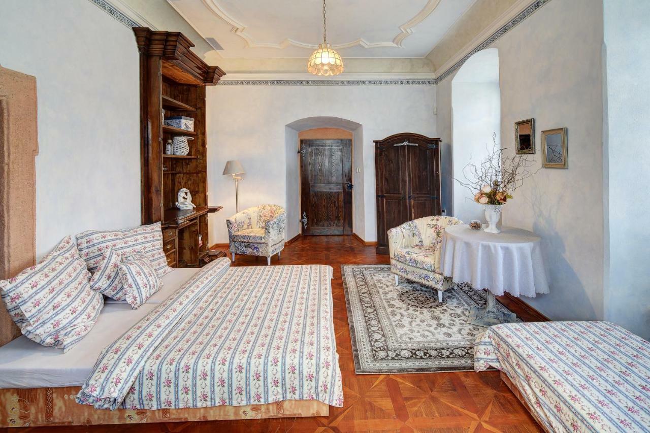 Отель Dum Zameckych Kaplanu Valec Экстерьер фото