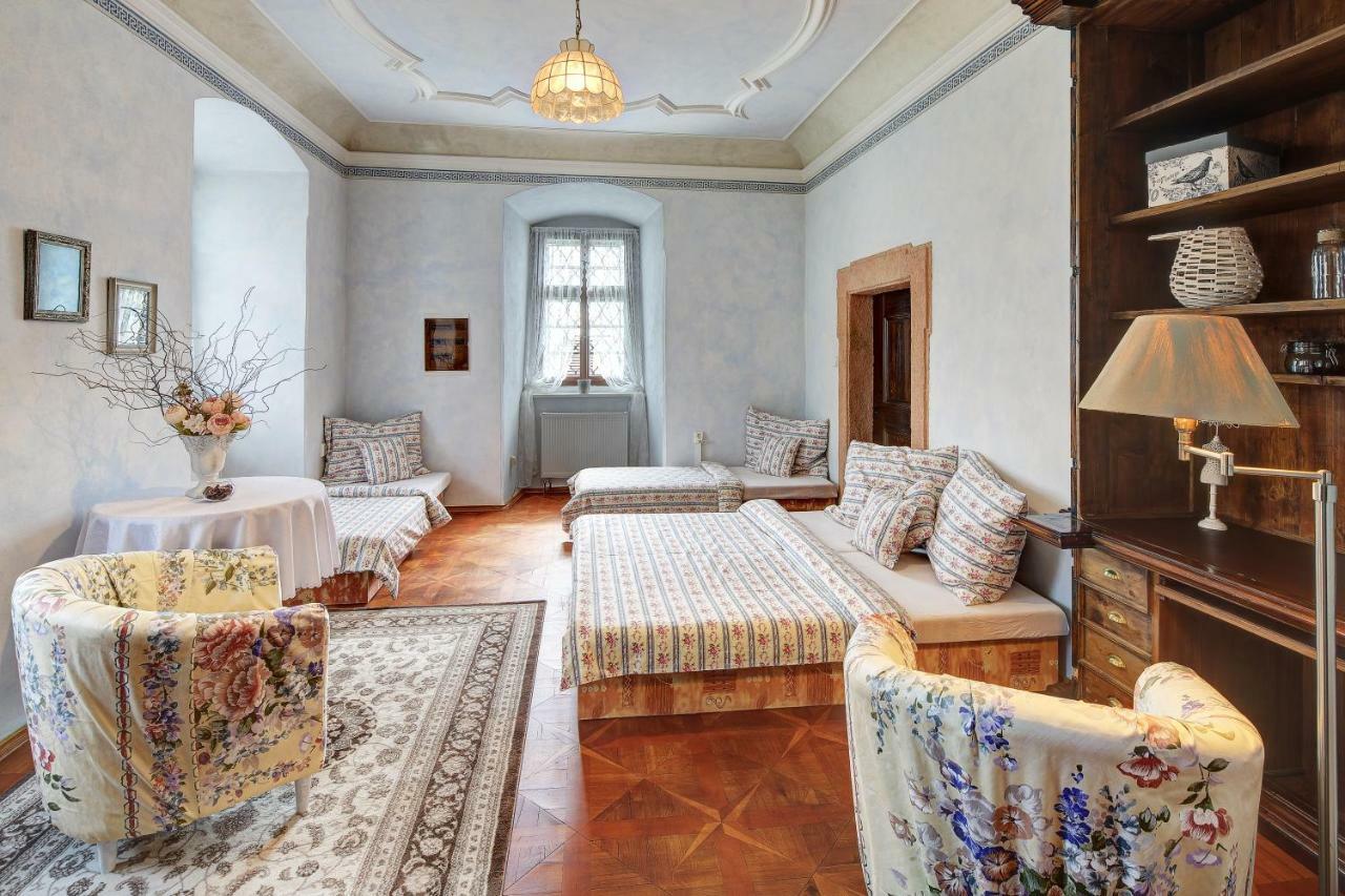 Отель Dum Zameckych Kaplanu Valec Экстерьер фото